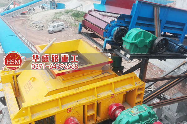 對輥破碎機(jī)石灰是生產(chǎn)現(xiàn)場